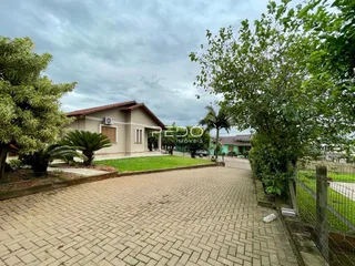 Fachada de uma casa em Lajeado com jardim e entrada pavimentada.