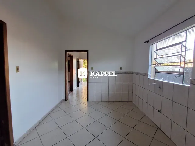 Hall de entrada com piso de cerâmica e janela na parede lateral.