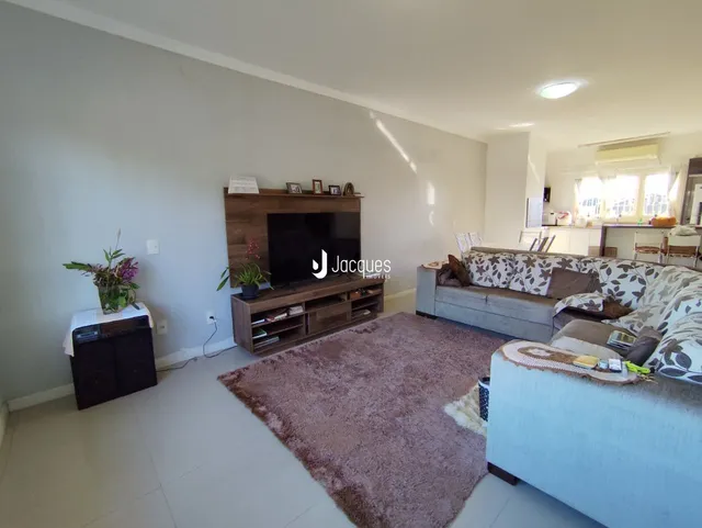 Sala de estar com sofá e lareira moderna em um imóvel no Brasil.