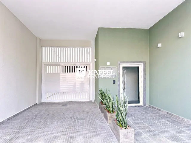 Hall de entrada com piso de cerâmica e porta de garagem.