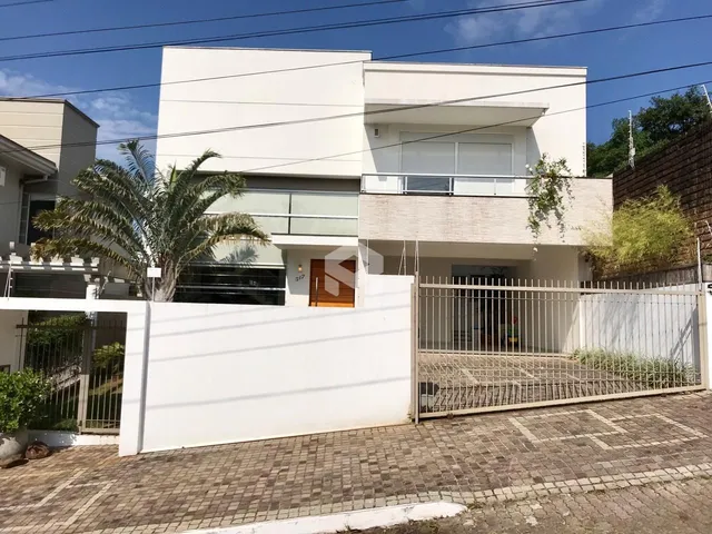 Fachada de uma casa em Lajeado, Brasil com muro e portão.