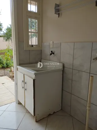 Foto de um ambiente interno com revestimento de cerâmica branca.