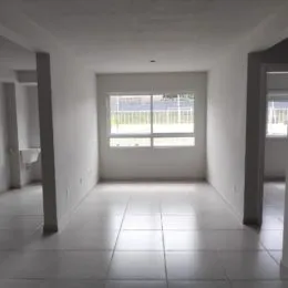 Corredor interno com paredes brancas e piso claro.