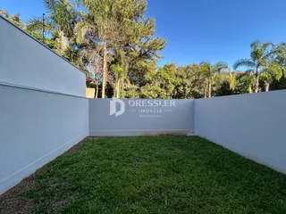 Parede externa de uma propriedade em Lajeado, Brasil, com gramado à frente.