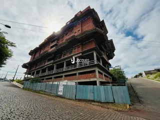 Fachada de um prédio antigo em Lajeado, Brasil com cerca de metal.