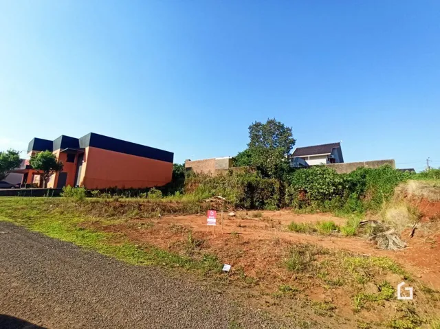 Vista externa de um terreno com solo seco e vegetação rasteira.