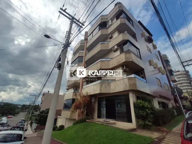 Fachada de um prédio residencial em Lajeado, Brasil, sob um céu nublado.