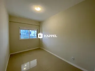 Ambiente interno com paredes claras e piso de cerâmica em uma sala.