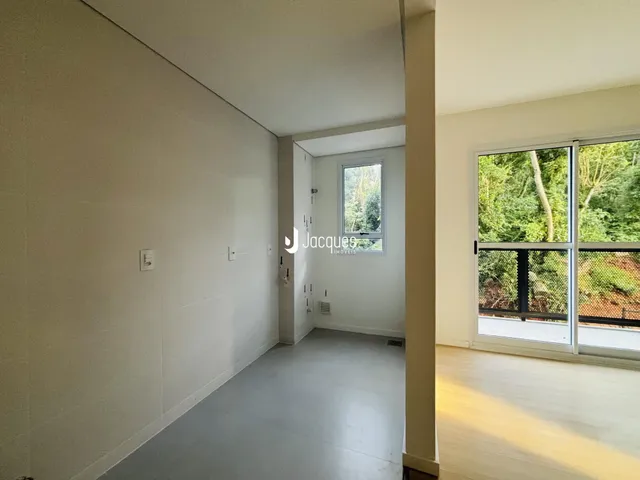 Corredor interno de uma propriedade em Lajeado mostrando o acesso a outra sala.