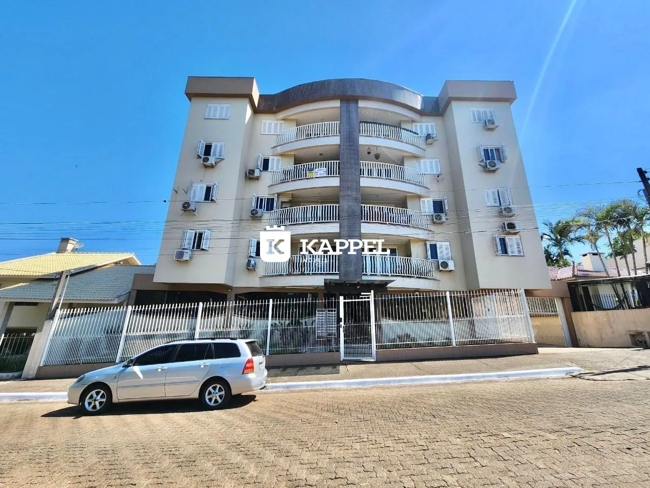 Fachada de um prédio residencial de vários andares em Lajeado, Brasil.