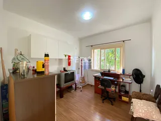 Ambiente interno de uma sala com piso de madeira e janela em Lajeado.