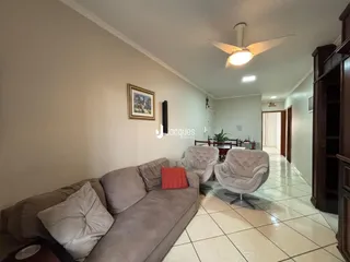 Uma sala de estar com sofá e poltronas em um imóvel.