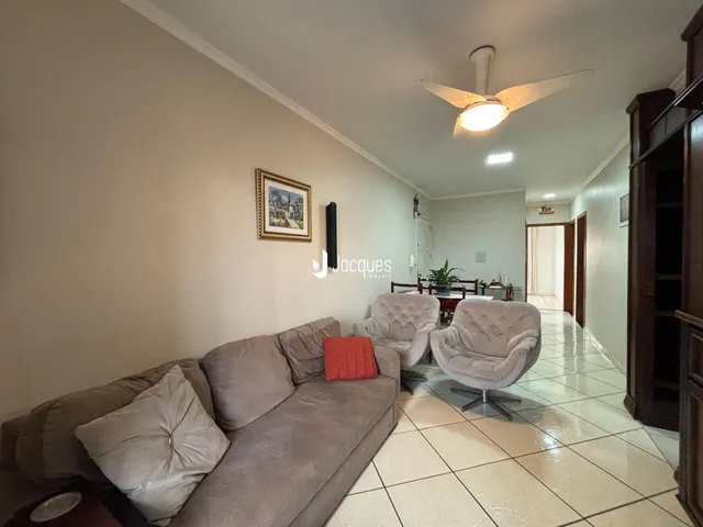 Uma sala de estar com sofá e poltronas em um imóvel.