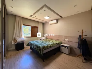 Esta é uma foto de um quarto com cama e janela em um imóvel.