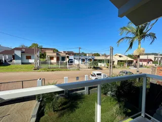 Vista externa de uma propriedade em Lajeado, Brasil, com cerca e jardim.