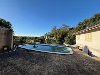 Vista aérea de uma casa com piscina no telhado.