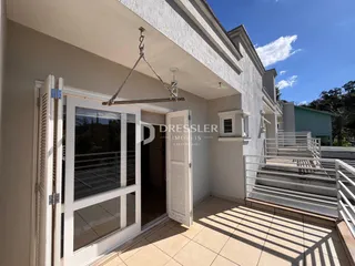 Fachada de uma residência em Lajeado, Brasil, mostrando a entrada e a área externa.