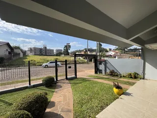 Vista da fachada e jardim de uma propriedade em Lajeado, Brasil.