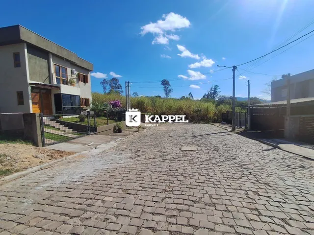 Foto da fachada de uma residência em Lajeado, Brasil, com uma estrada de paralelepípedos.