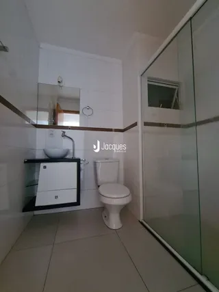 Foto de um banheiro interno com piso de cerâmica.