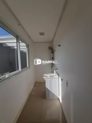 Vista de um corredor com um banheiro e janela em um imóvel em Lajeado.