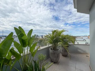 Vista de uma varanda com plantas verdes em Lajeado, Brasil.