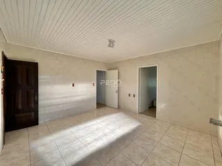 Hall de entrada com piso de cerâmica e paredes claras em um imóvel no Brasil.