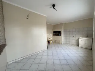 Vista interna de um ambiente com piso de cerâmica claro.