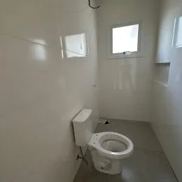 Foto de um banheiro interno mostrando um vaso sanitário branco.