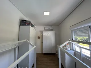Hall com armários embutidos e piso de madeira na residência.