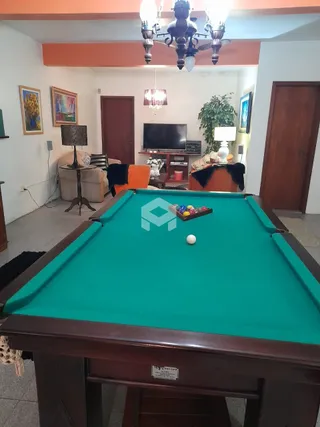 Sala de estar com mesa de bilhar azul