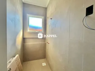 Foto de um corredor interno com uma janela.