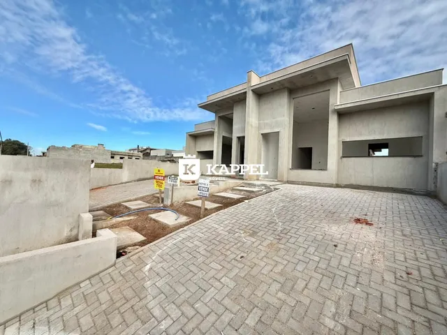 Fachada de uma casa moderna com área externa pavimentada em Lajeado, Brasil.
