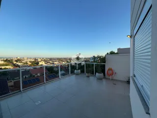 Vista panorâmica da cidade a partir de uma varanda.