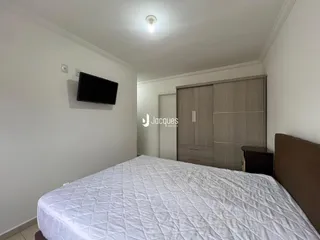Quarto com cama e guarda-roupa em um apartamento.