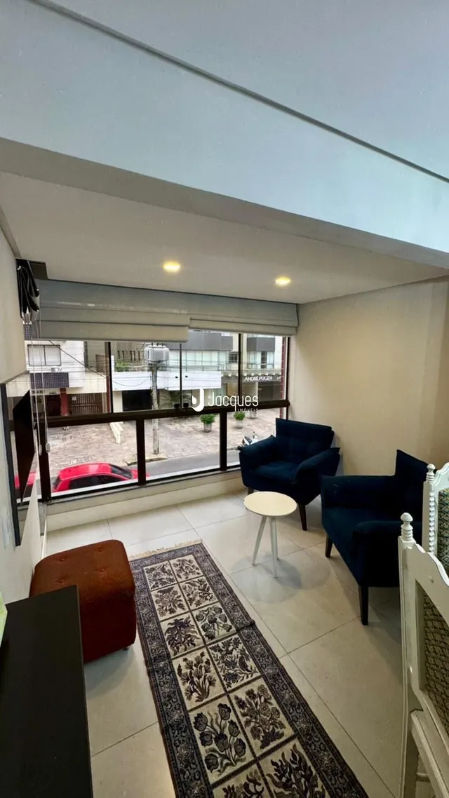 Sala de estar com piso de cerâmica e móveis.