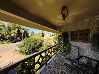 Vista interna de uma área com vista para a rua e jardim.