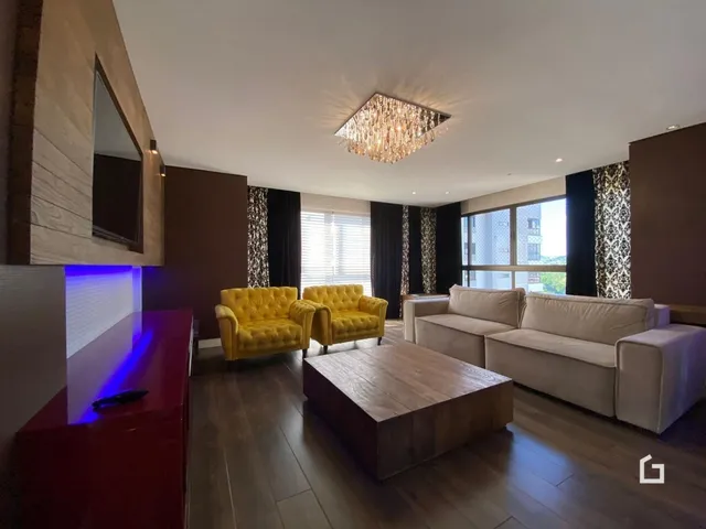 Sala de estar com sofás amarelos e decoração moderna.