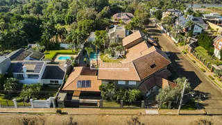 Vista aérea de uma residência em Lajeado, Brasil, cercada por vegetação.