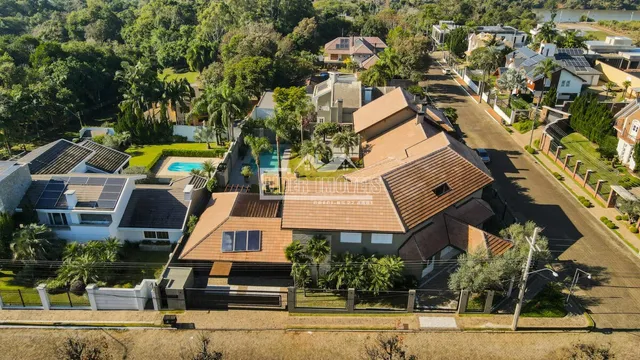 Vista aérea de uma residência em Lajeado, Brasil, cercada por vegetação.