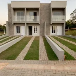 Fachada de uma residência moderna com jardim em Lajeado, Brasil.