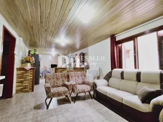 Sala de estar com sofá e painéis de madeira.