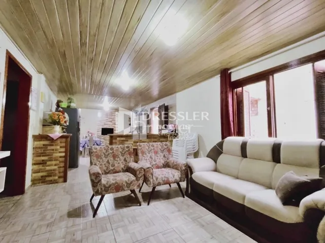 Sala de estar com sofá e painéis de madeira.
