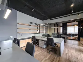 Ambiente interno moderno com piso de madeira e móveis contemporâneos.