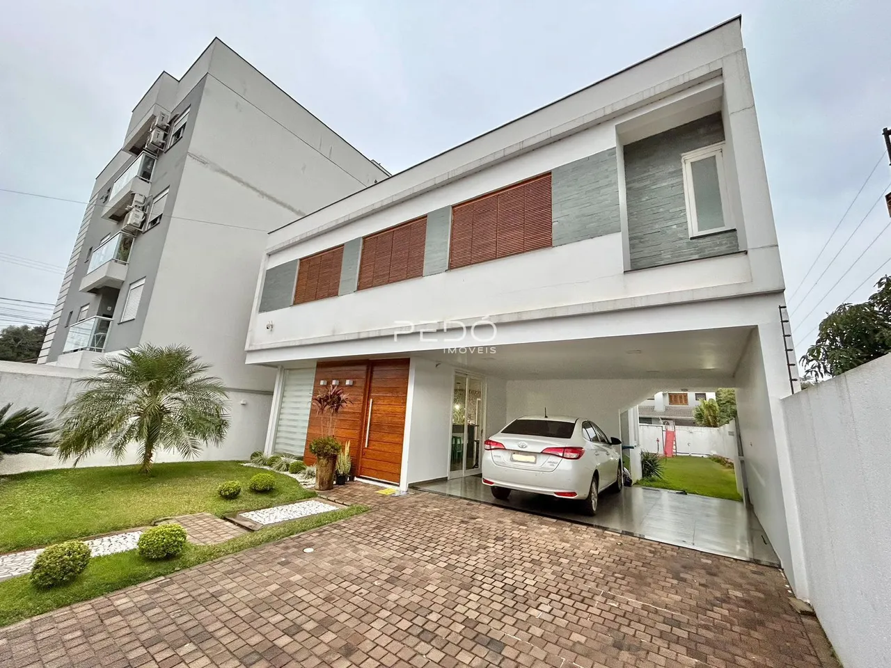 Fachada de uma residência moderna com área externa em Lajeado, Brasil.