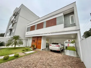 Fachada de uma residência moderna com área externa em Lajeado, Brasil.