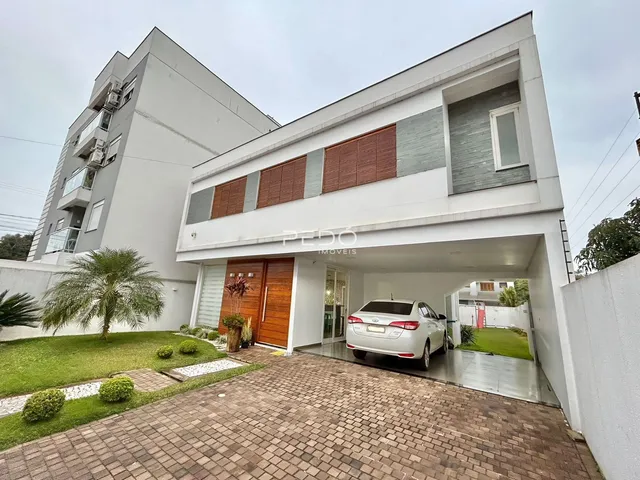 Fachada de uma residência moderna com área externa em Lajeado, Brasil.