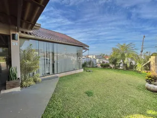 Fachada de imóvel com jardim em Lajeado, Brasil.