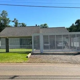 Vista externa da casa com muro e gramado em Lajeado, Brasil.