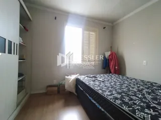 Foto de um quarto com cama e janela em um imóvel.